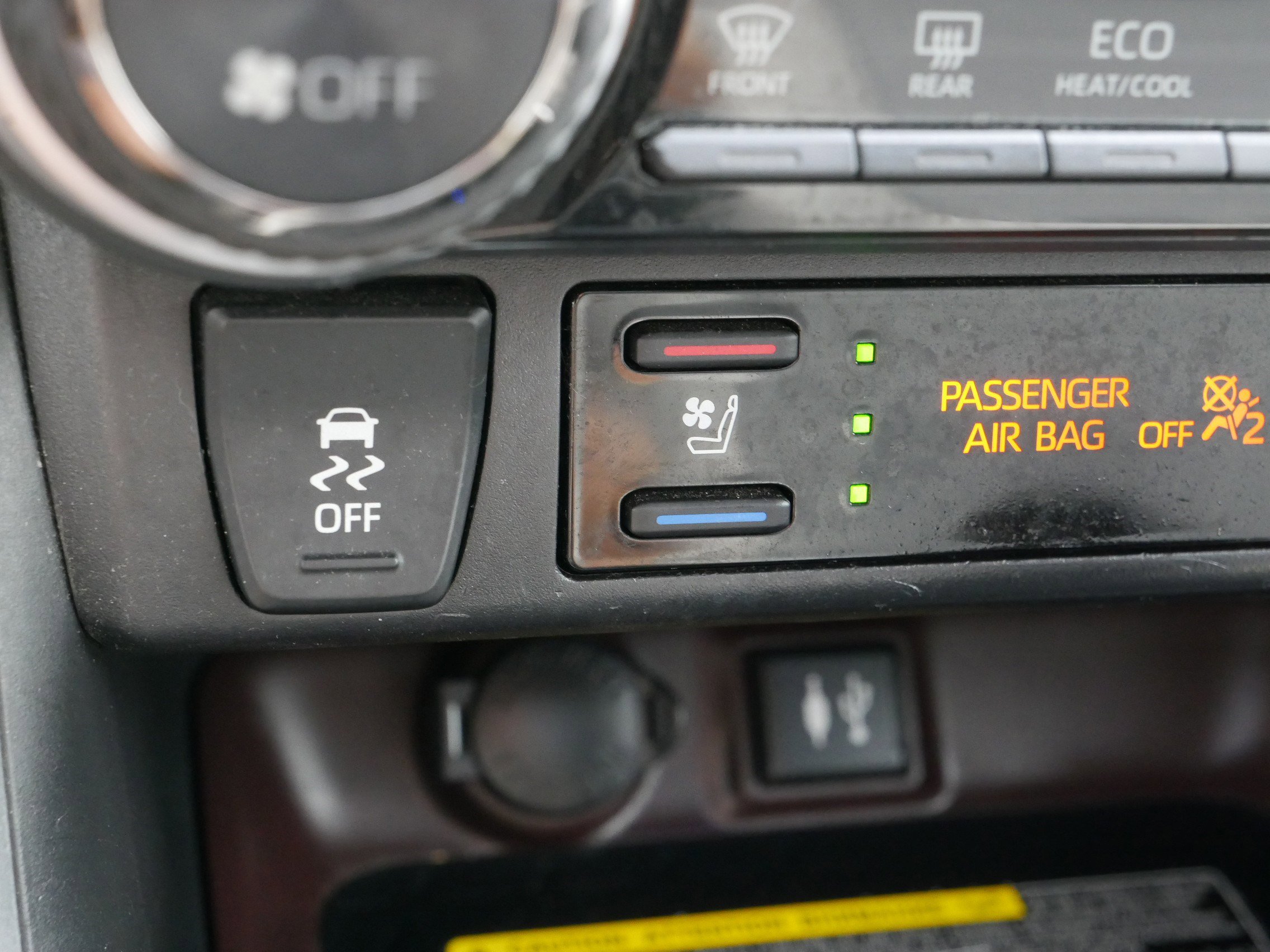 2019 Toyota RAV4 Hybrid Limited photo 24