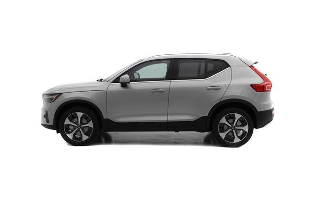 2025 Volvo XC40 Core photo 3
