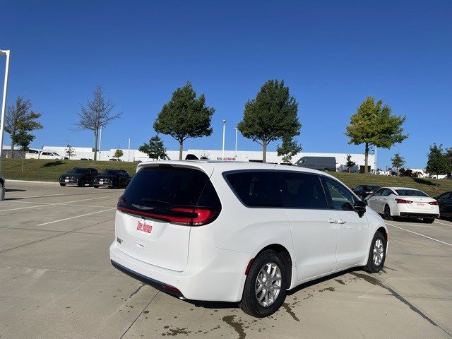 2026 Chrysler Pacifica photo 4
