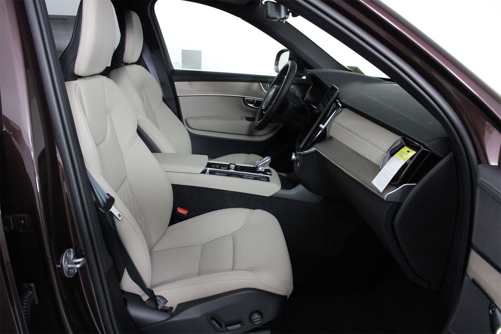2025 Volvo XC90 B5 Plus photo 9