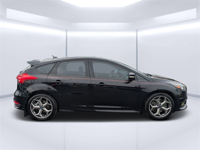 2017 Ford Focus ST photo 2