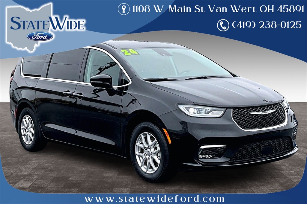 2024 Chrysler Pacifica Touring L's photo