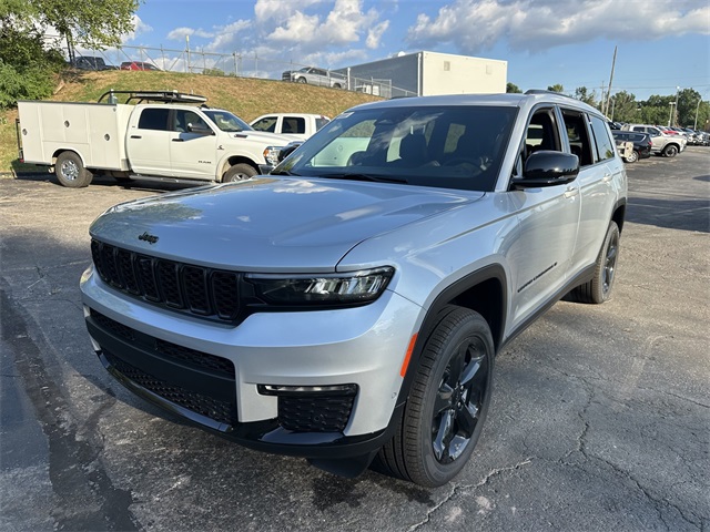 2025 Jeep Grand Cherokee Limited photo 2