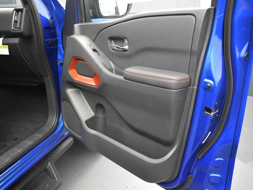 2025 Nissan Frontier photo 25