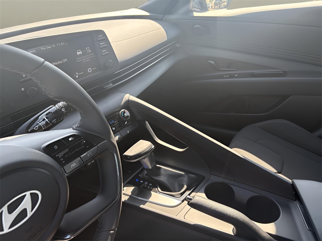 2025 Hyundai Elantra SEL Sport photo 7