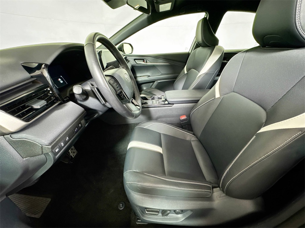 2025 Toyota Camry SE photo 6