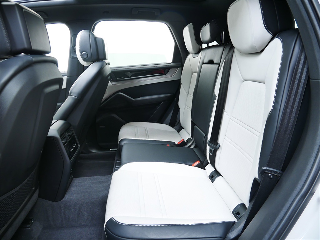2024 Porsche Cayenne S photo 13