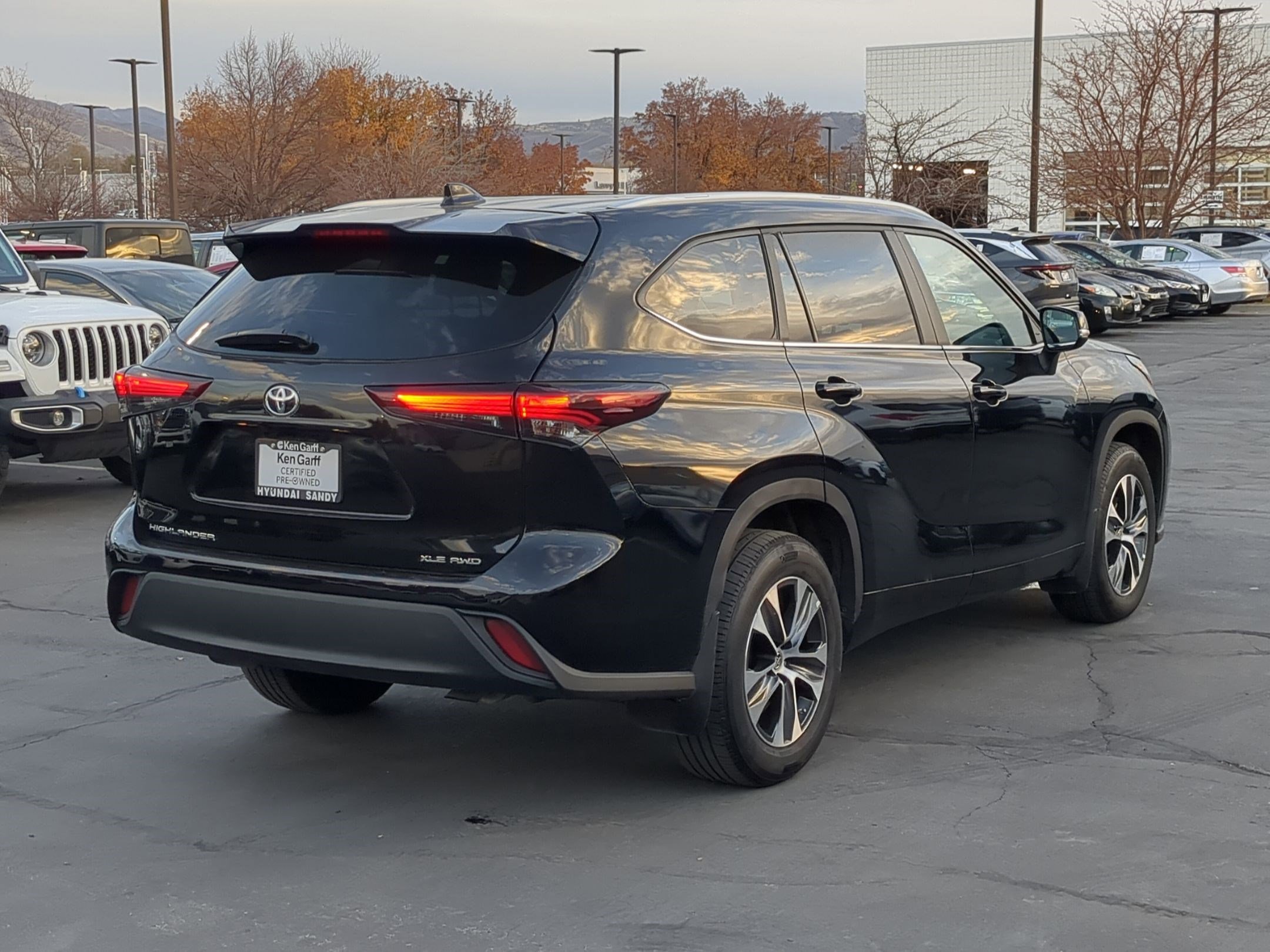 2024 Toyota Highlander XLE photo 2