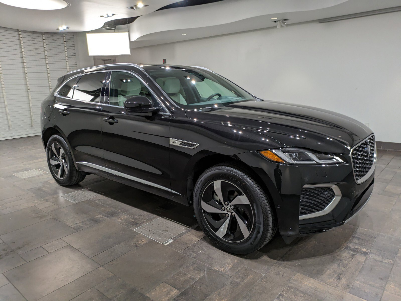 2025 Jaguar F-PACE R-Dynamic S P250 photo 25