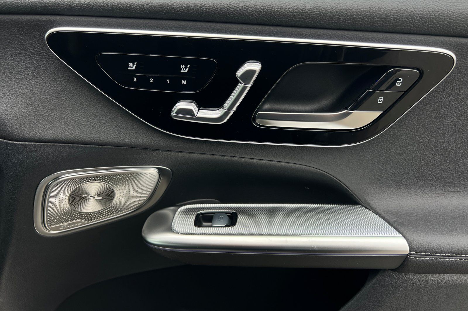 2025 Mercedes Benz GLC 300 photo 30