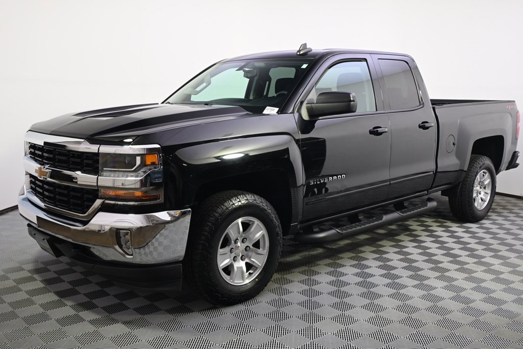 Used 2018 Chevrolet Silverado 1500 LT with VIN 1GCVKREC1JZ270505 for sale in Forest Lake, Minnesota