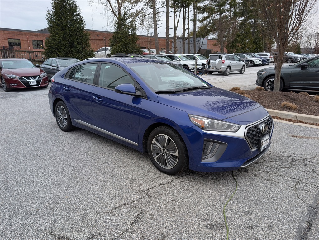 2022 Hyundai Ioniq SE's photo