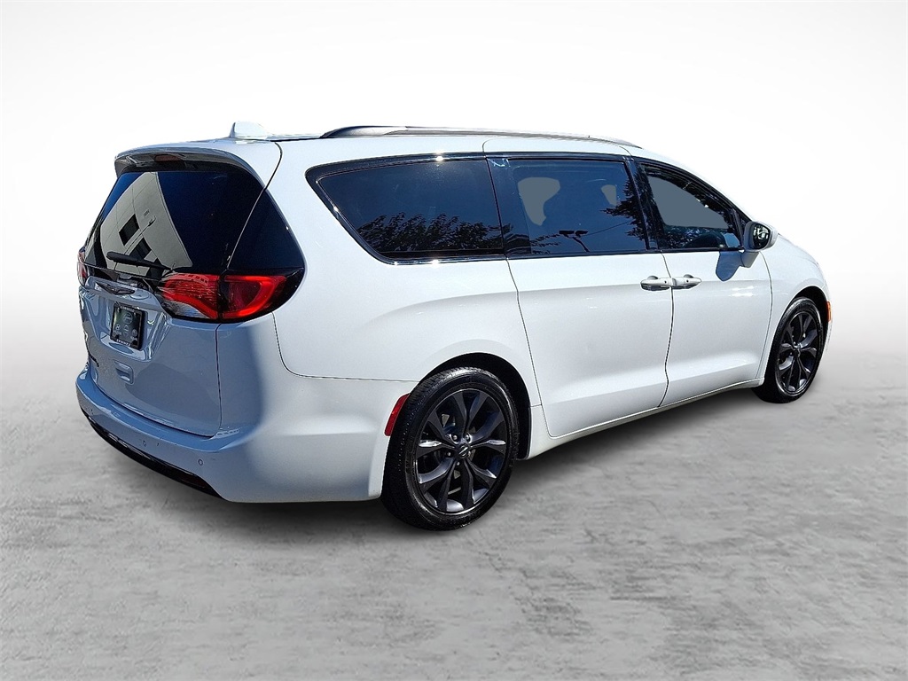 2018 Chrysler Pacifica Touring Plus photo 11