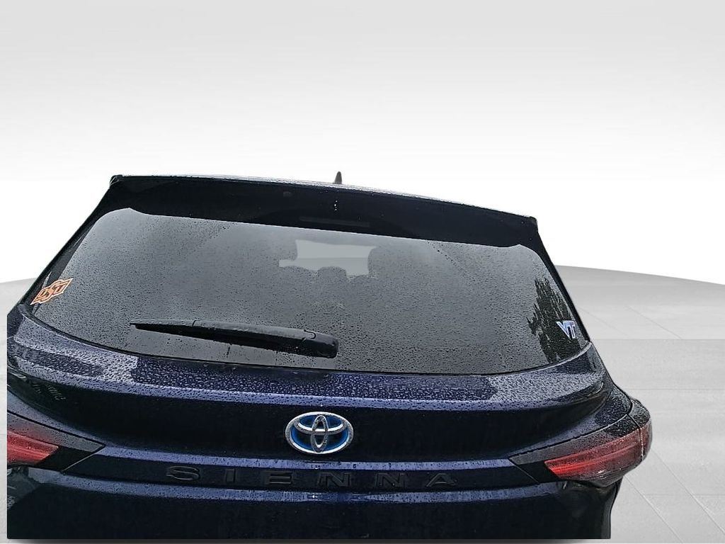 2021 Toyota Sienna XLE photo 6