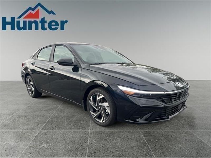 2024 Hyundai Elantra SEL Convenience photo 6