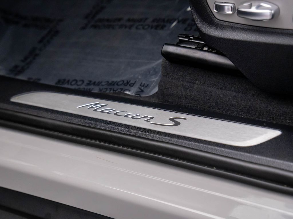 2022 Porsche Macan S photo 12