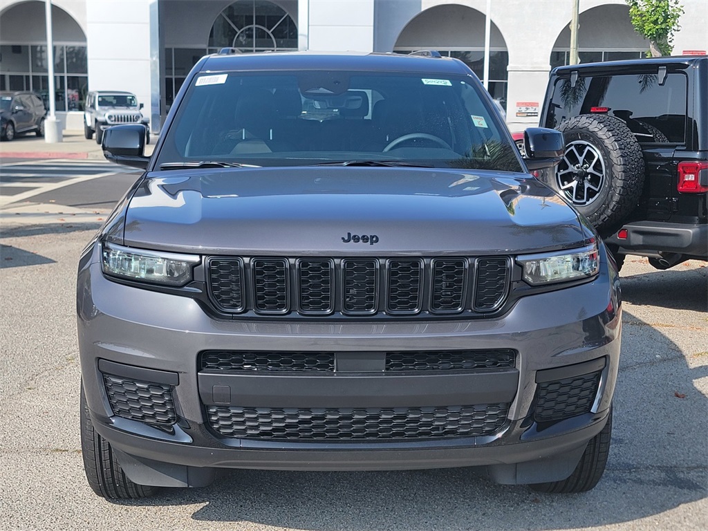 2025 Jeep Grand Cherokee Altitude photo 2