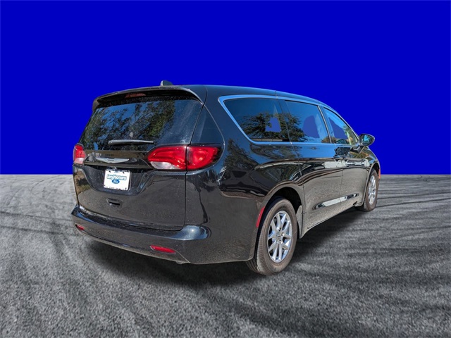 2023 Chrysler Voyager LX photo 4