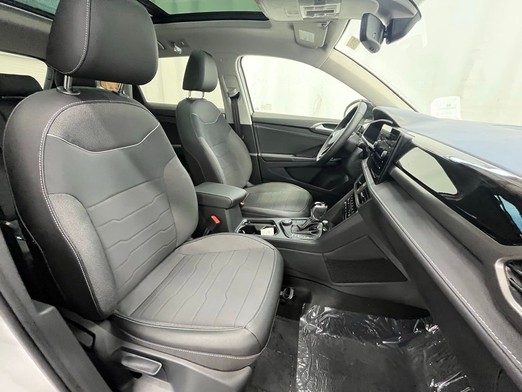 2025 Volkswagen Taos SE photo 10