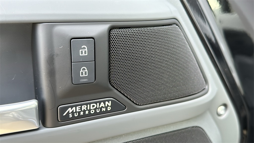 2025 Land Rover Defender 110 X-Dynamic SE photo 7