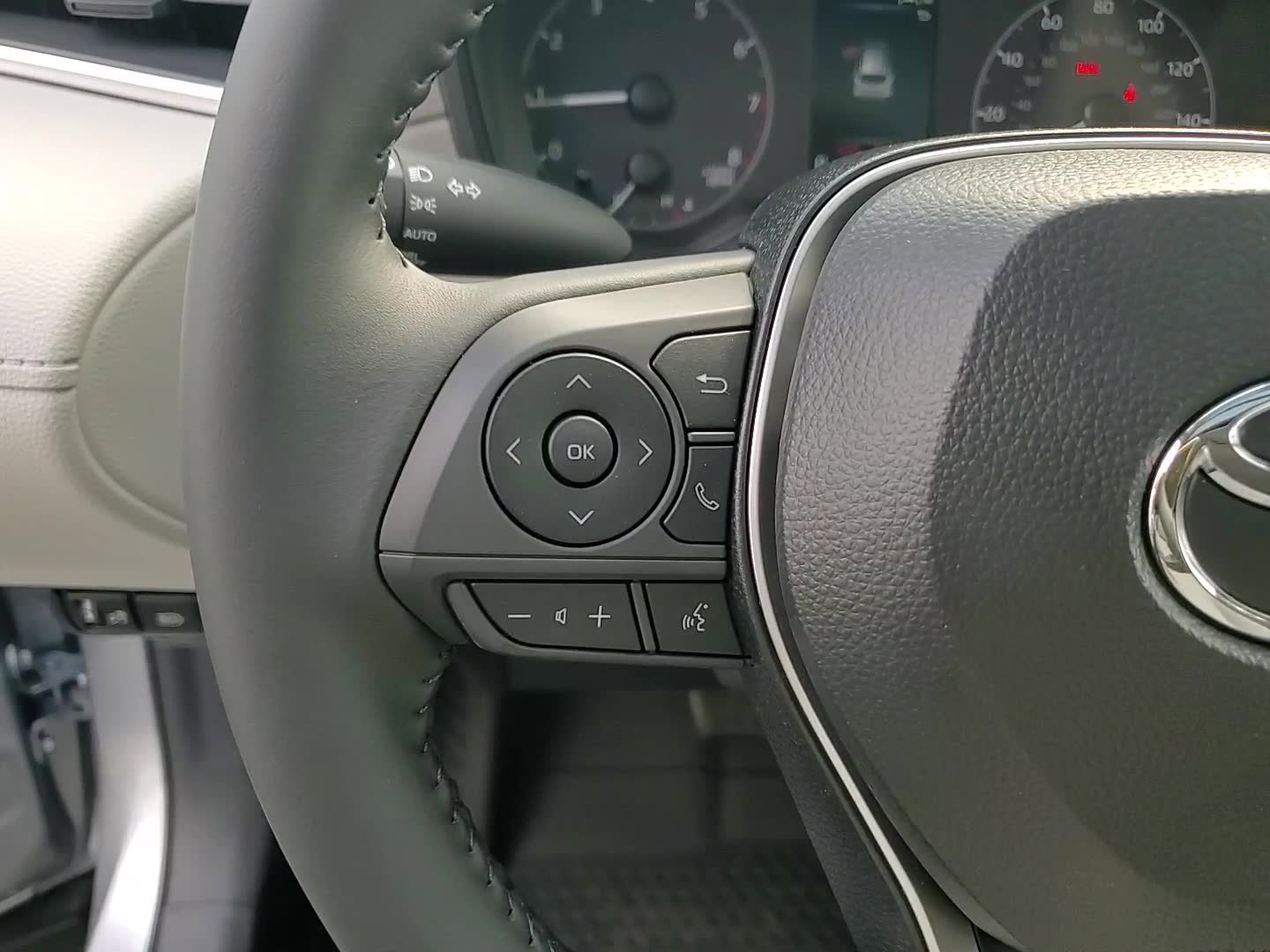 2025 Toyota Corolla Cross LE photo 17