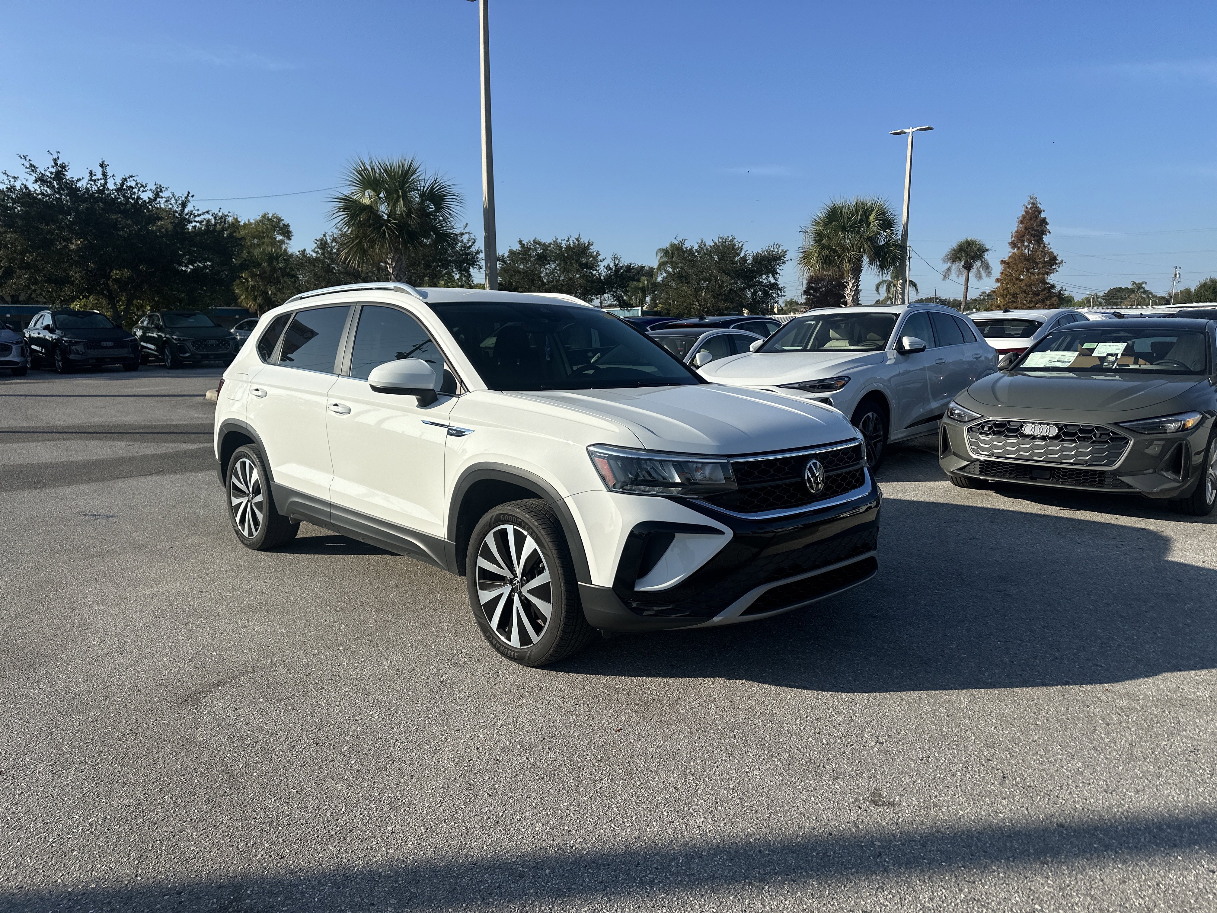 2023 Volkswagen Taos SE's photo