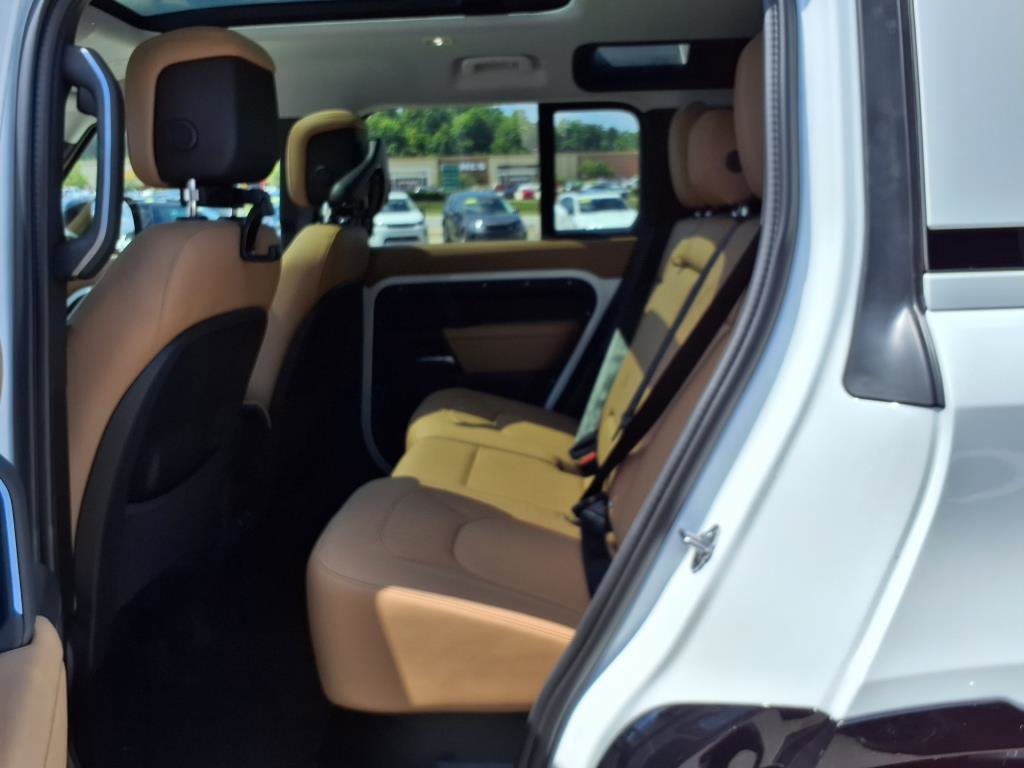 2025 Land Rover Defender 110 X-Dynamic SE photo 12