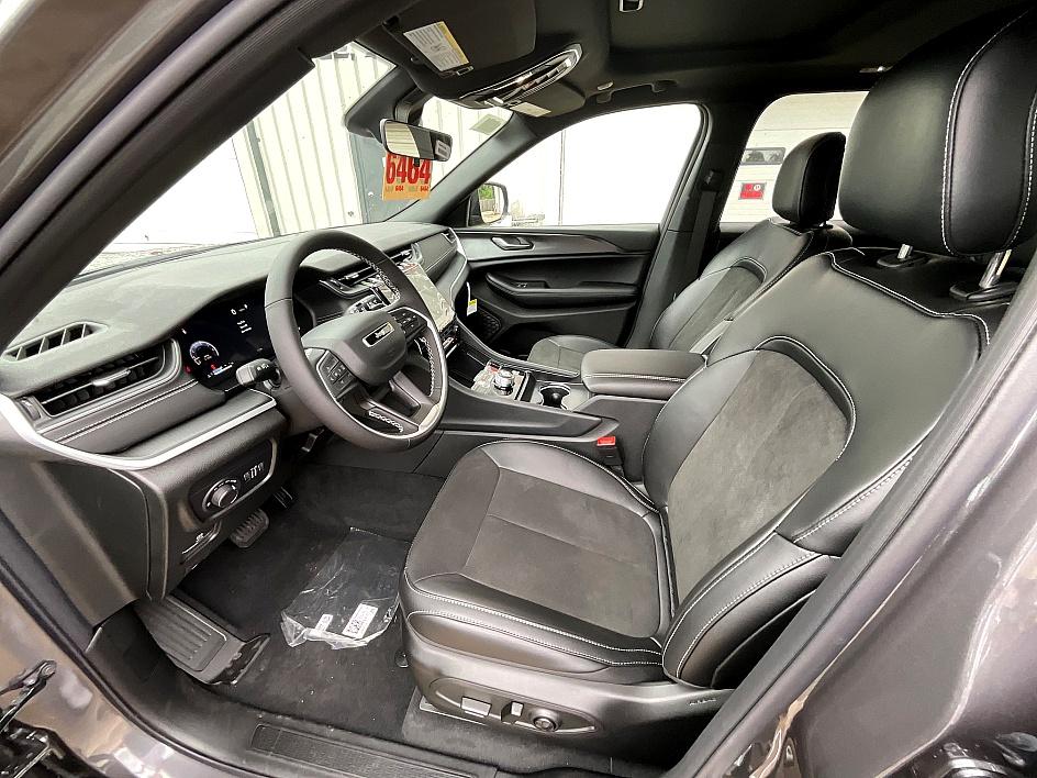 2025 Jeep Grand Cherokee Altitude X photo 13