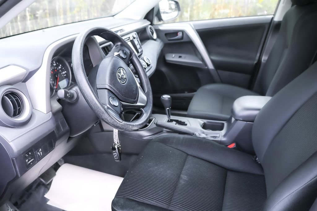 2016 Toyota RAV4 LE photo 4