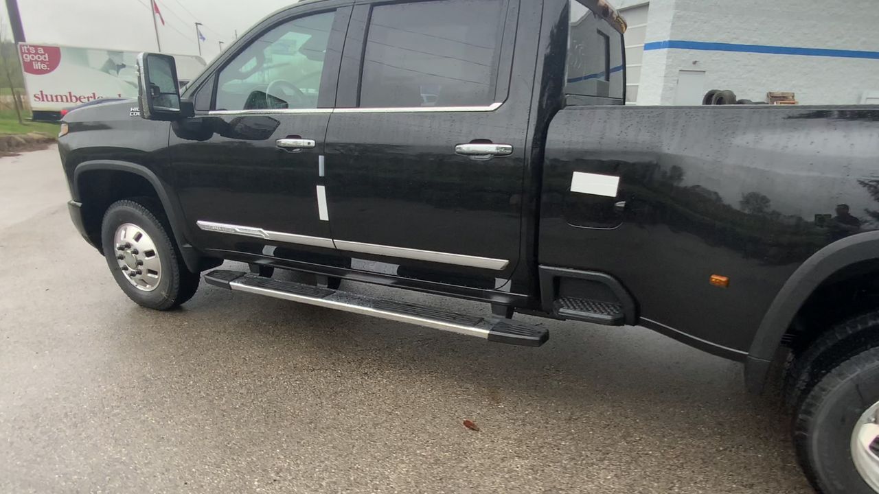 2025 Chevrolet Silverado 3500HD High Country photo 2