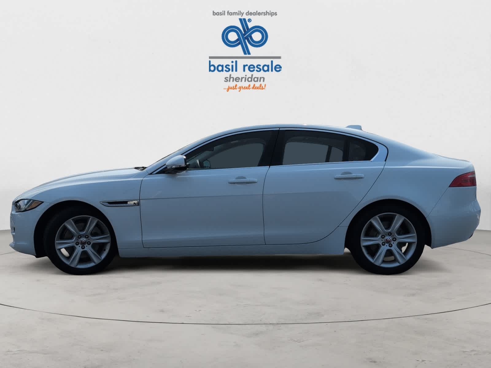 2018 Jaguar XE Prestige photo 3