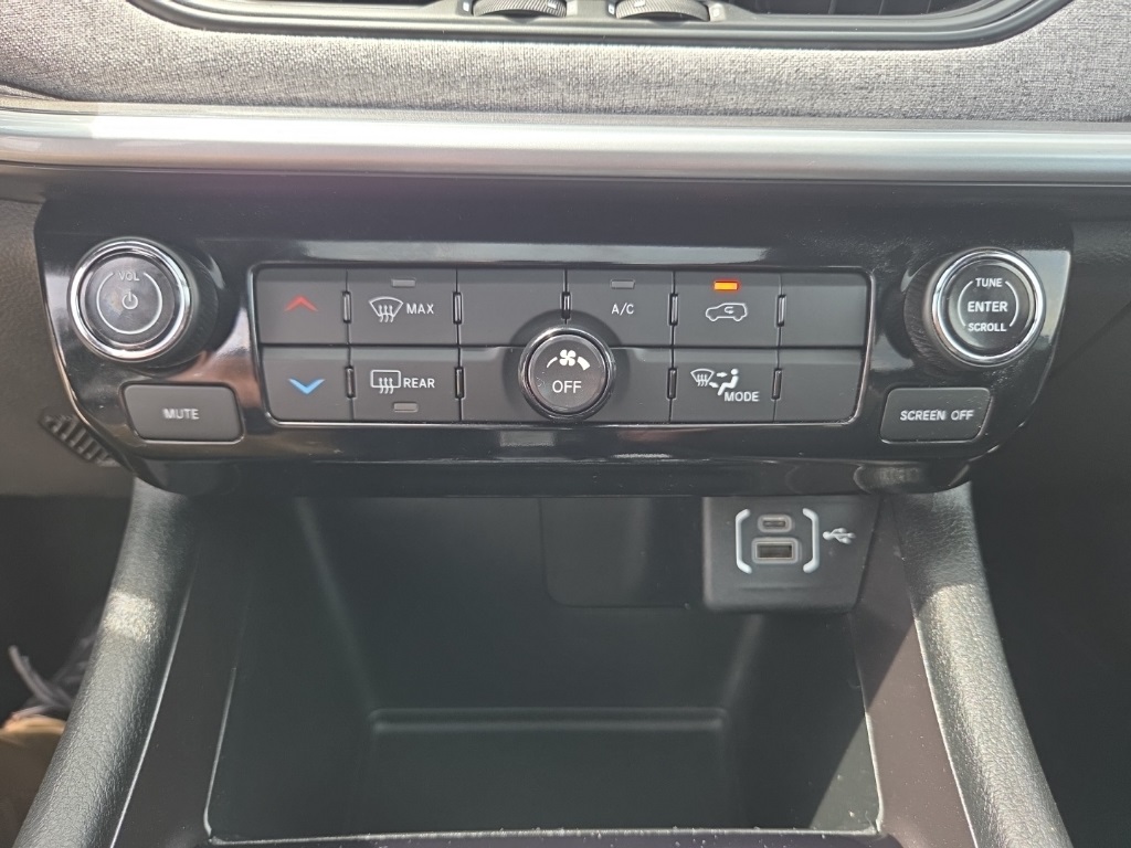 2024 Jeep Compass Latitude Lux photo 17