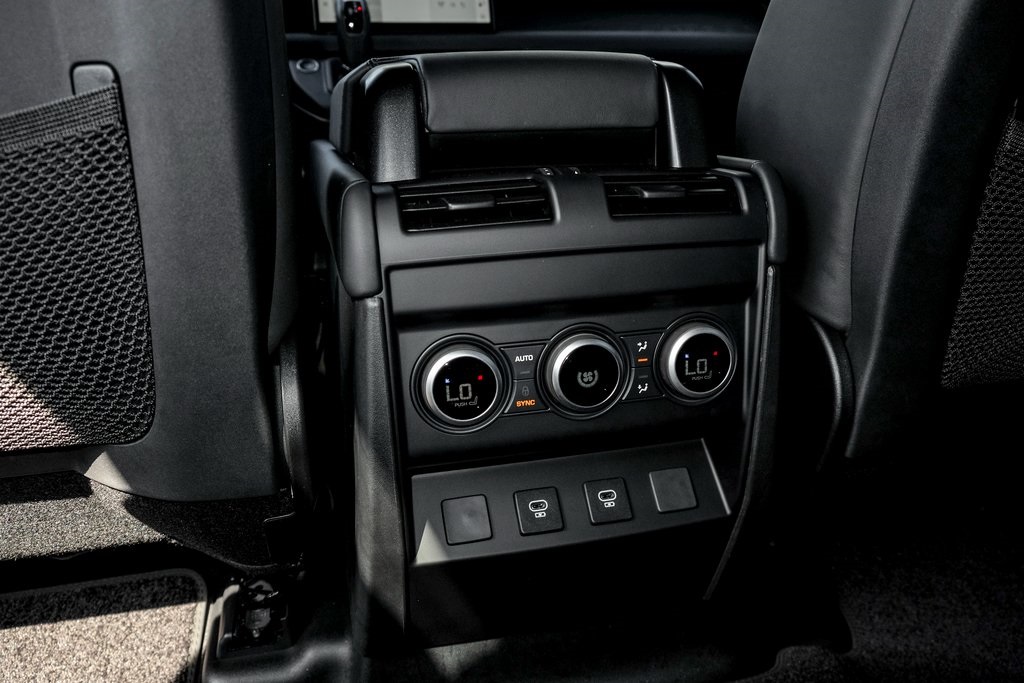 2025 Land Rover Defender 110 X-Dynamic SE photo 17
