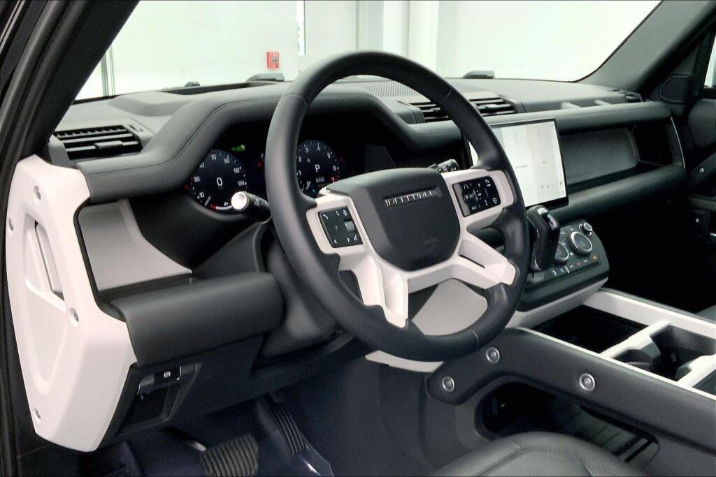2025 Land Rover Defender S photo 3