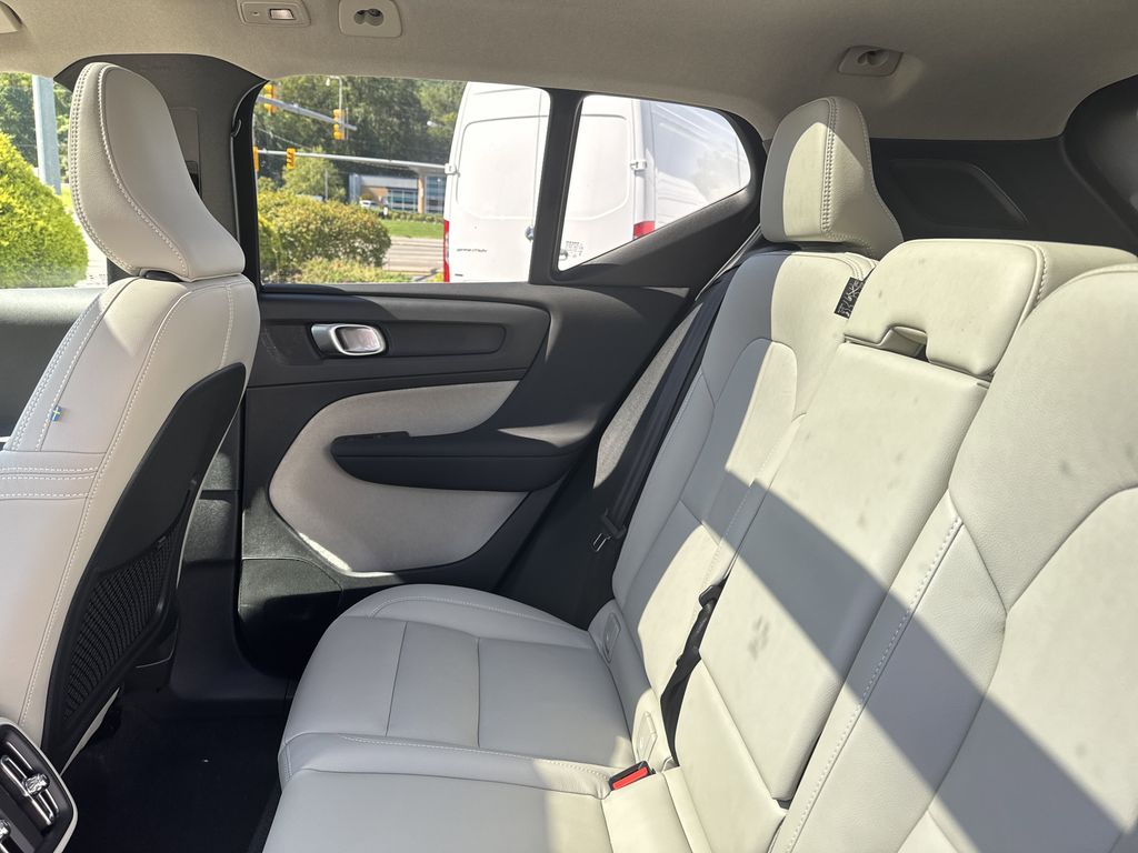 2025 Volvo XC40 Plus photo 29