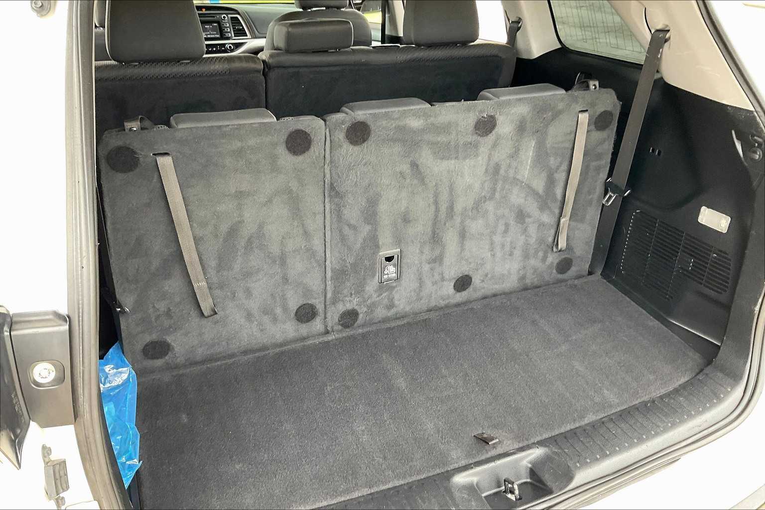 2019 Toyota Highlander LE photo 30