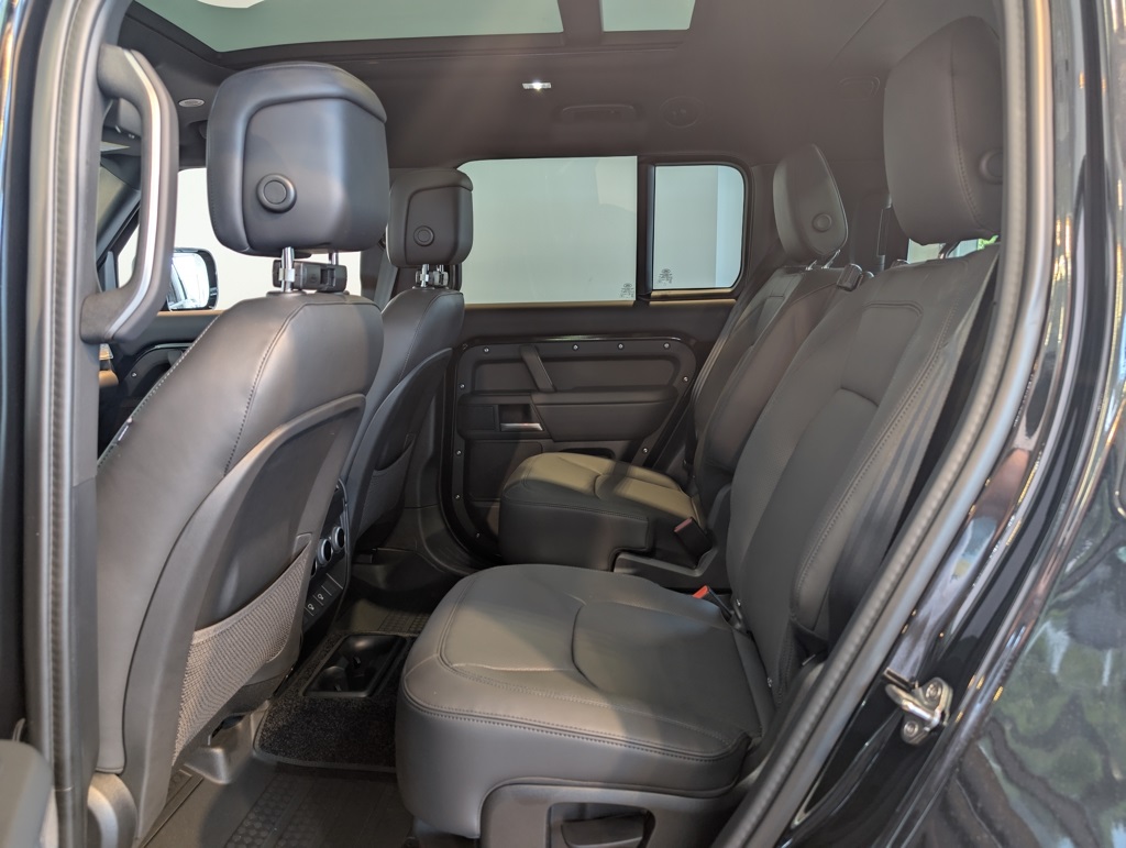 2025 Land Rover Defender 130 X-Dynamic SE photo 23