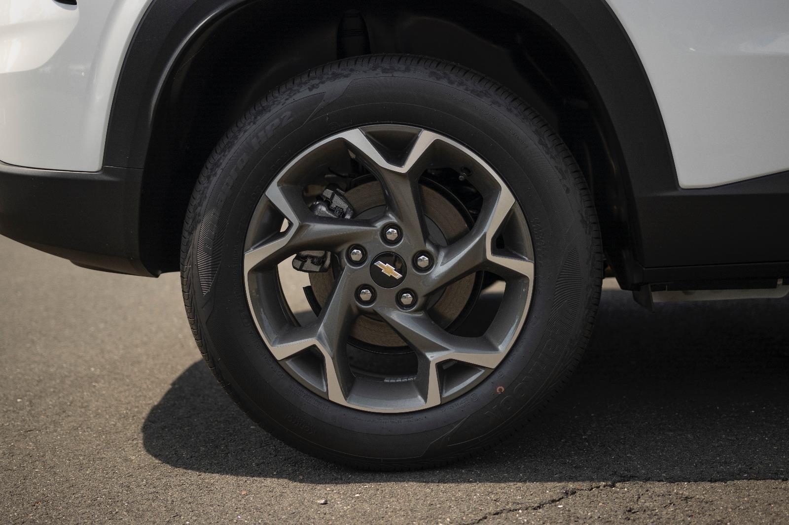 2025 Chevrolet Trax LT photo 6