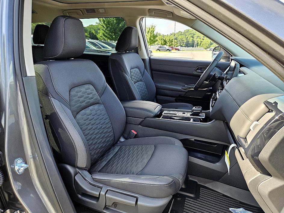 2025 Nissan Pathfinder SV photo 15