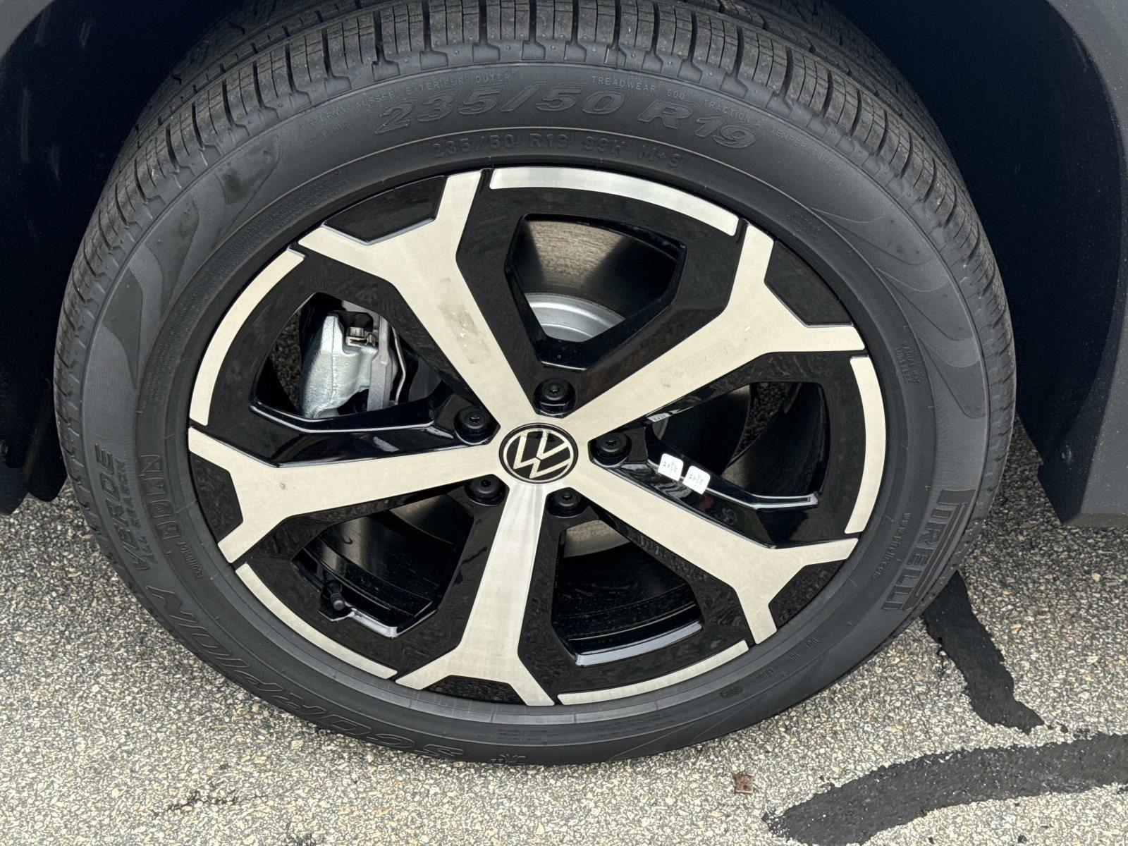 2025 Volkswagen Tiguan SE photo 2