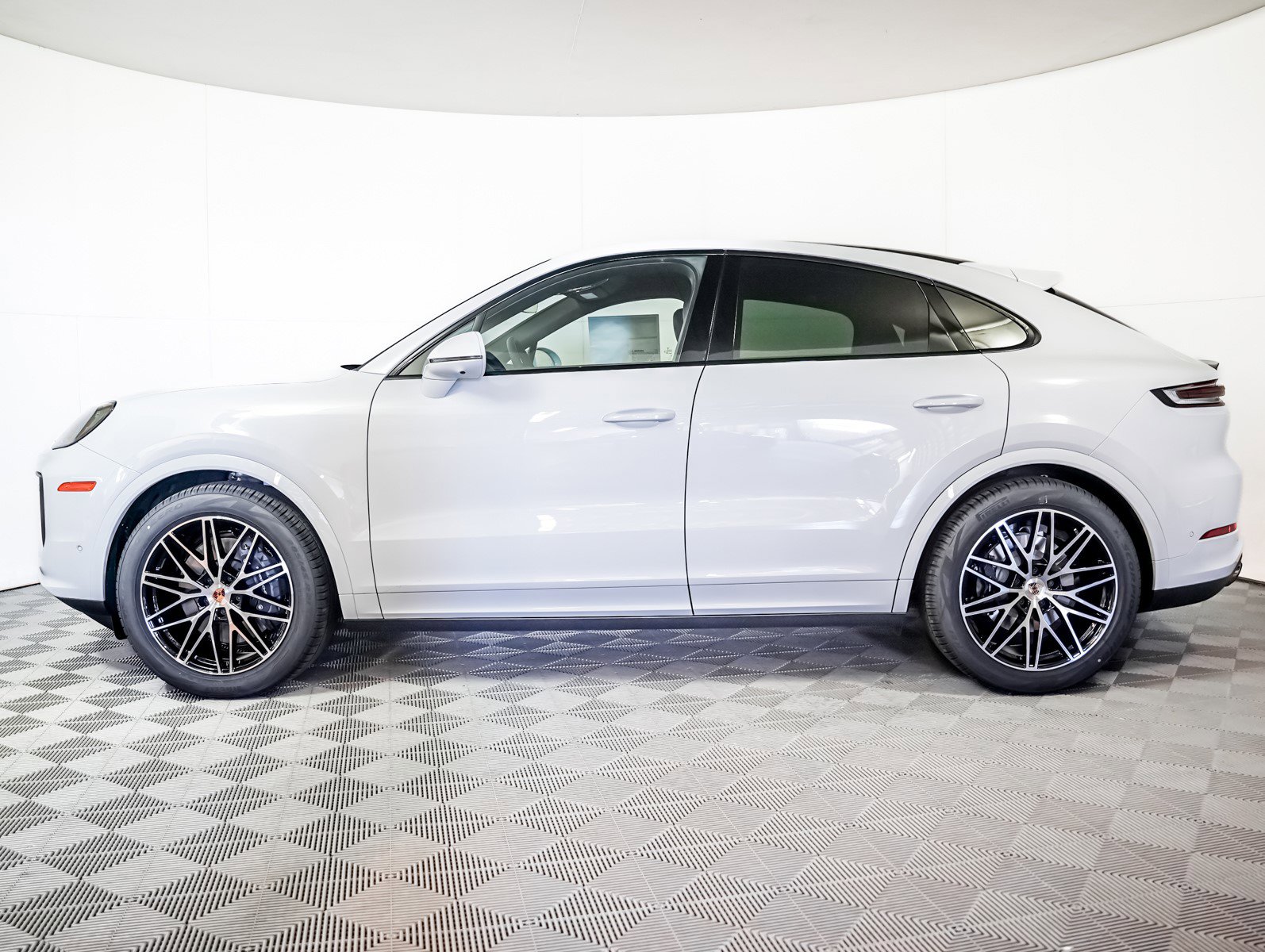 2025 Porsche Cayenne Coupe photo 2