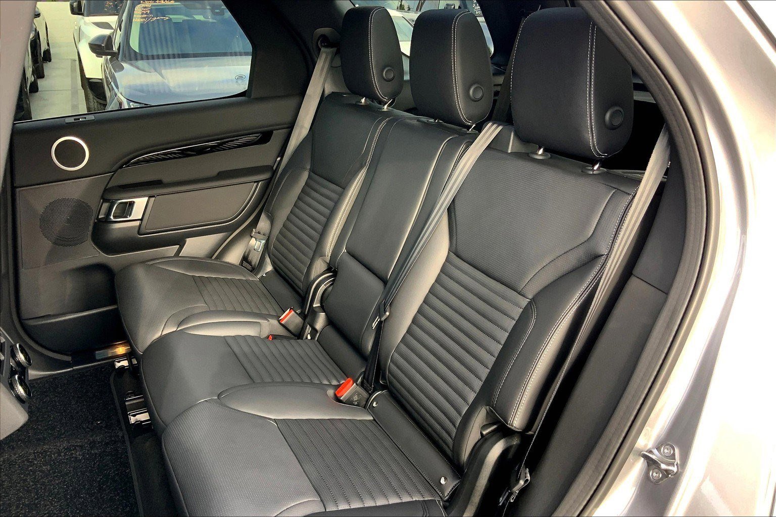 2025 Land Rover Discovery S photo 10