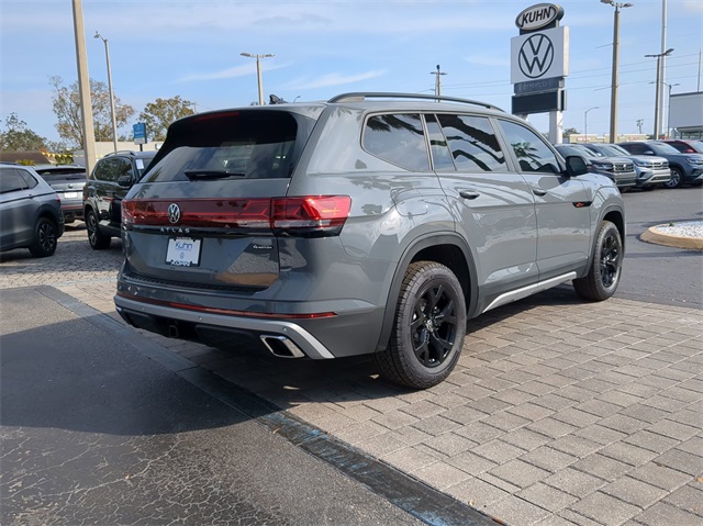2025 Volkswagen Atlas Peak Edition SE photo 3