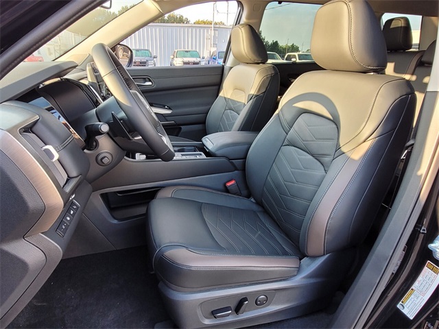 2025 Nissan Pathfinder Platinum photo 4