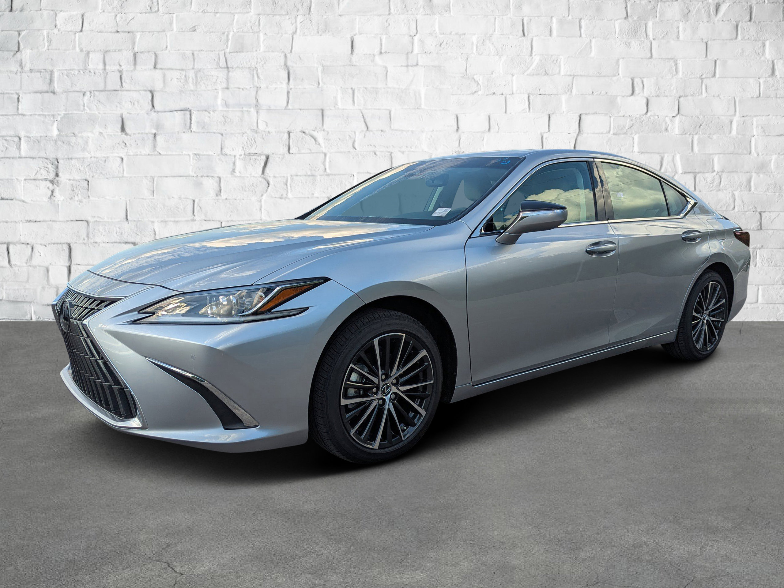 2025 Lexus ES 300h photo 8
