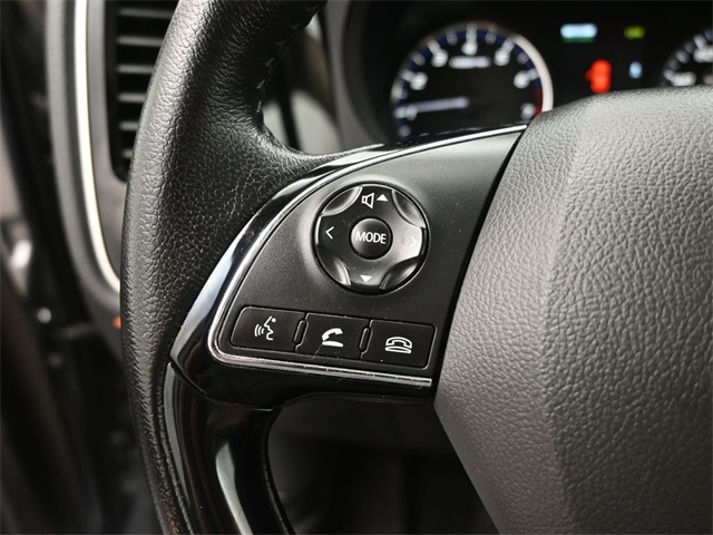 2016 Mitsubishi Outlander SE photo 2