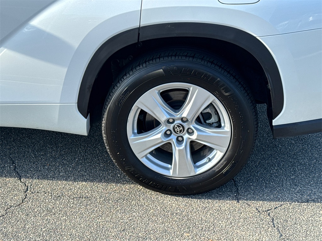 2023 Toyota Highlander L photo 18