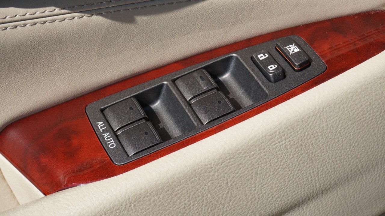 2011 Lexus LS 460 photo 24