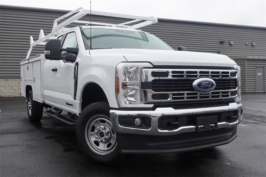 2025 Ford F-350 Super Duty Chassis Cab XL's photo