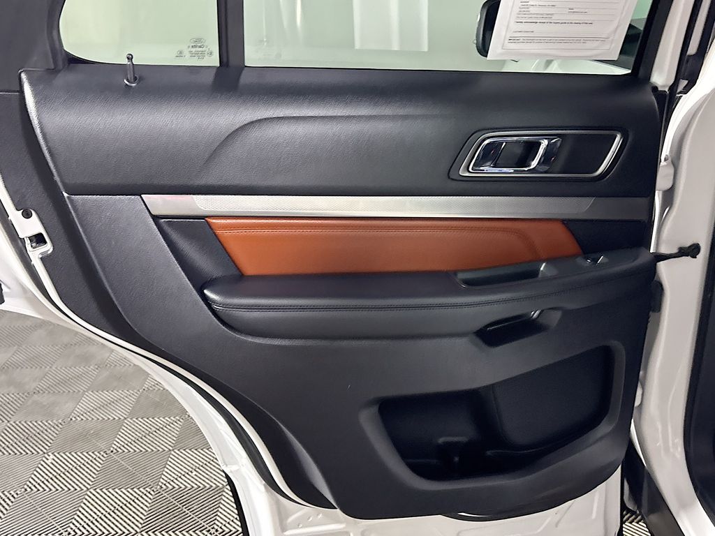 2019 Ford Explorer XLT photo 17